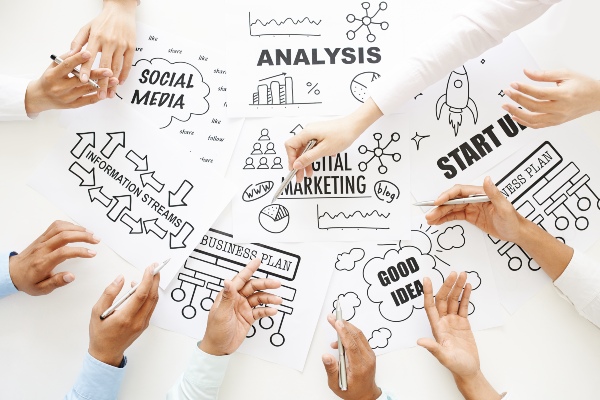 Equipo trabajando en estrategias de marketing digital, redes sociales y análisis de datos como parte de un plan de marketing digital integral.