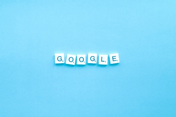 Google letras sobre fondo celeste